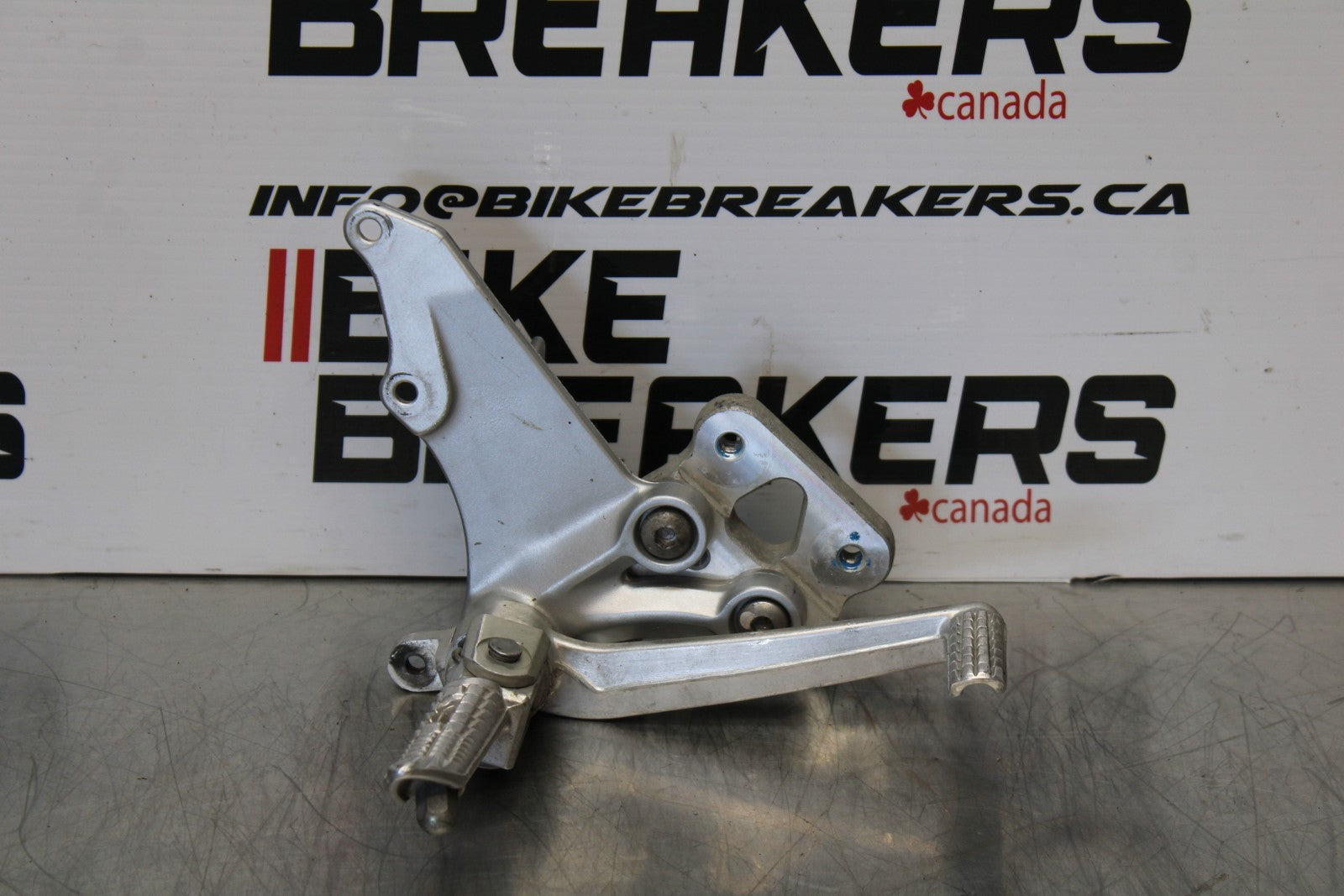 06-07 SUZUKI GSXR 600 RIGHT REARSET REAR SET DRIVER FOOT PEG REST STOP BB170