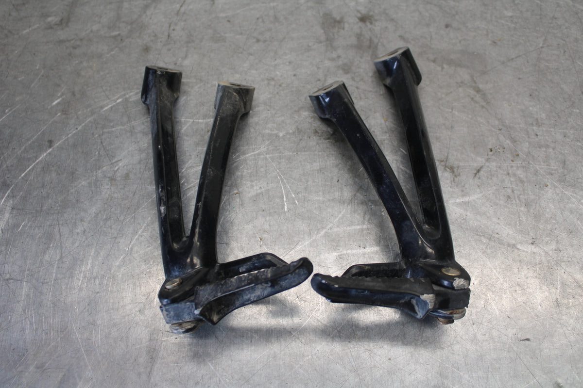 06-07 SUZUKI GSXR 600 REAR BACK PASSENGER PEG SET PAIR BB694