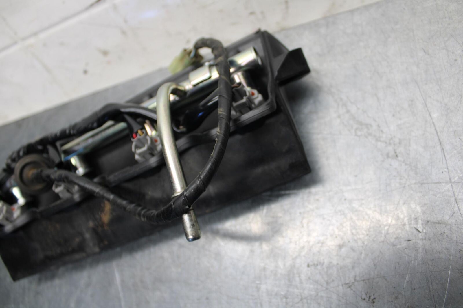 07 YAMAHA YZF R6 2c0 SECONDARY FUEL INJECTORS TOP AIRBOX GAS RAIL BB75