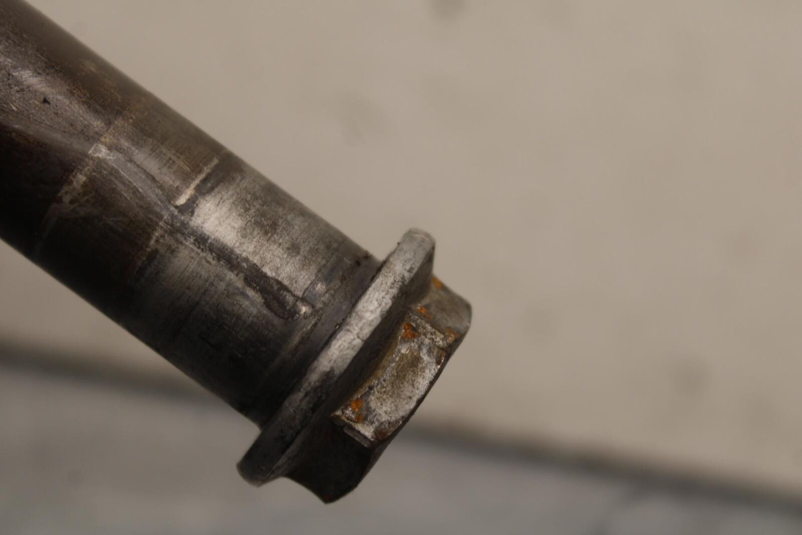 03-04 HONDA CBR600RR REAR AXLE BACK WHEEL RIM BOLT AXEL 42301-MEE-000 BB628