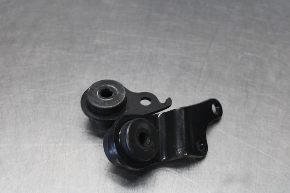 11-26 SUZUKI GSXR750 EXHAUST PIPE MUFFLER CAN BRACKETS BB882