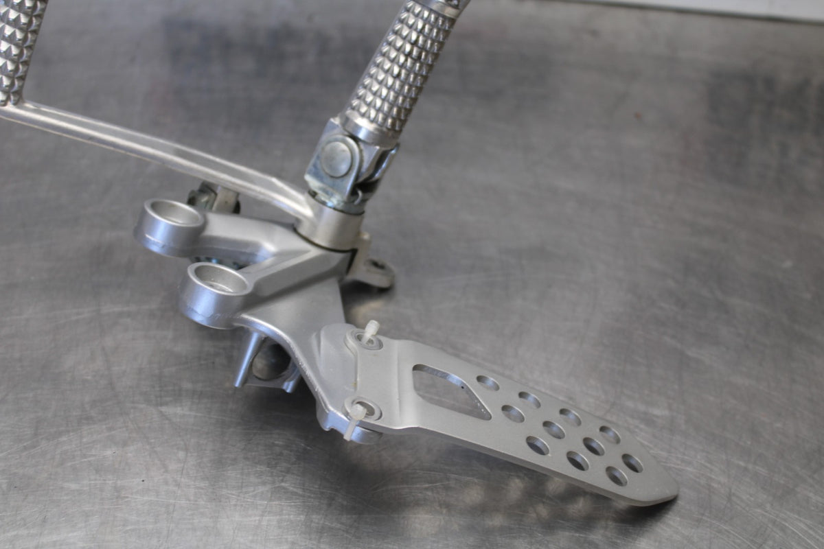 05 SUZUKI GSXR600 RIGHT REARSET REAR SET DRIVER FOOT PEG REST STOP BB329