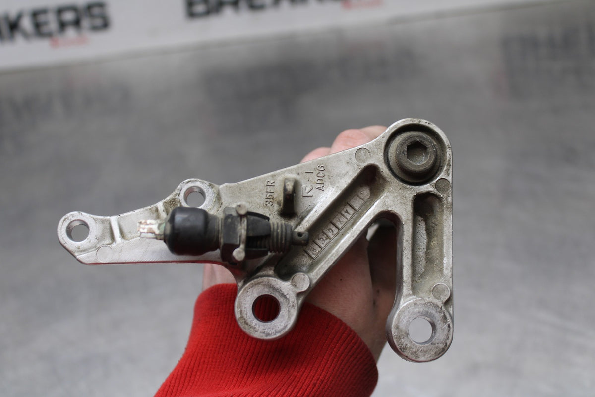 00 SUZUKI GSXR750 RIGHT REARSET REAR SET DRIVER FOOT PEG BRACKET MOUNT BB820
