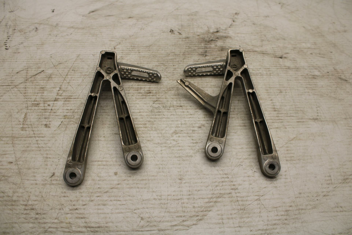 05-06 HONDA CBR600RR REAR BACK PASSENGER PEG SET PAIR BB307