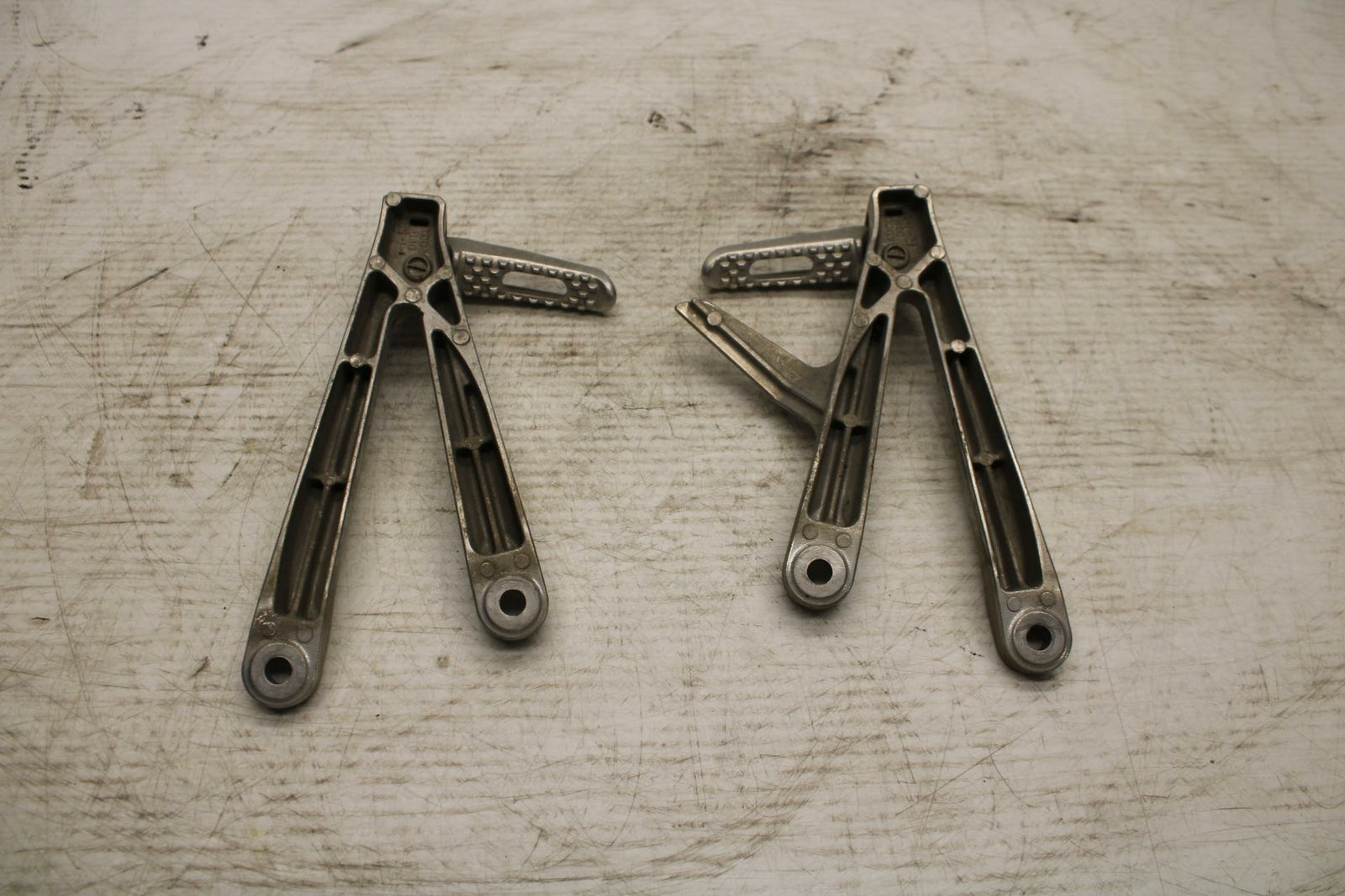 05-06 HONDA CBR600RR REAR BACK PASSENGER PEG SET PAIR BB307