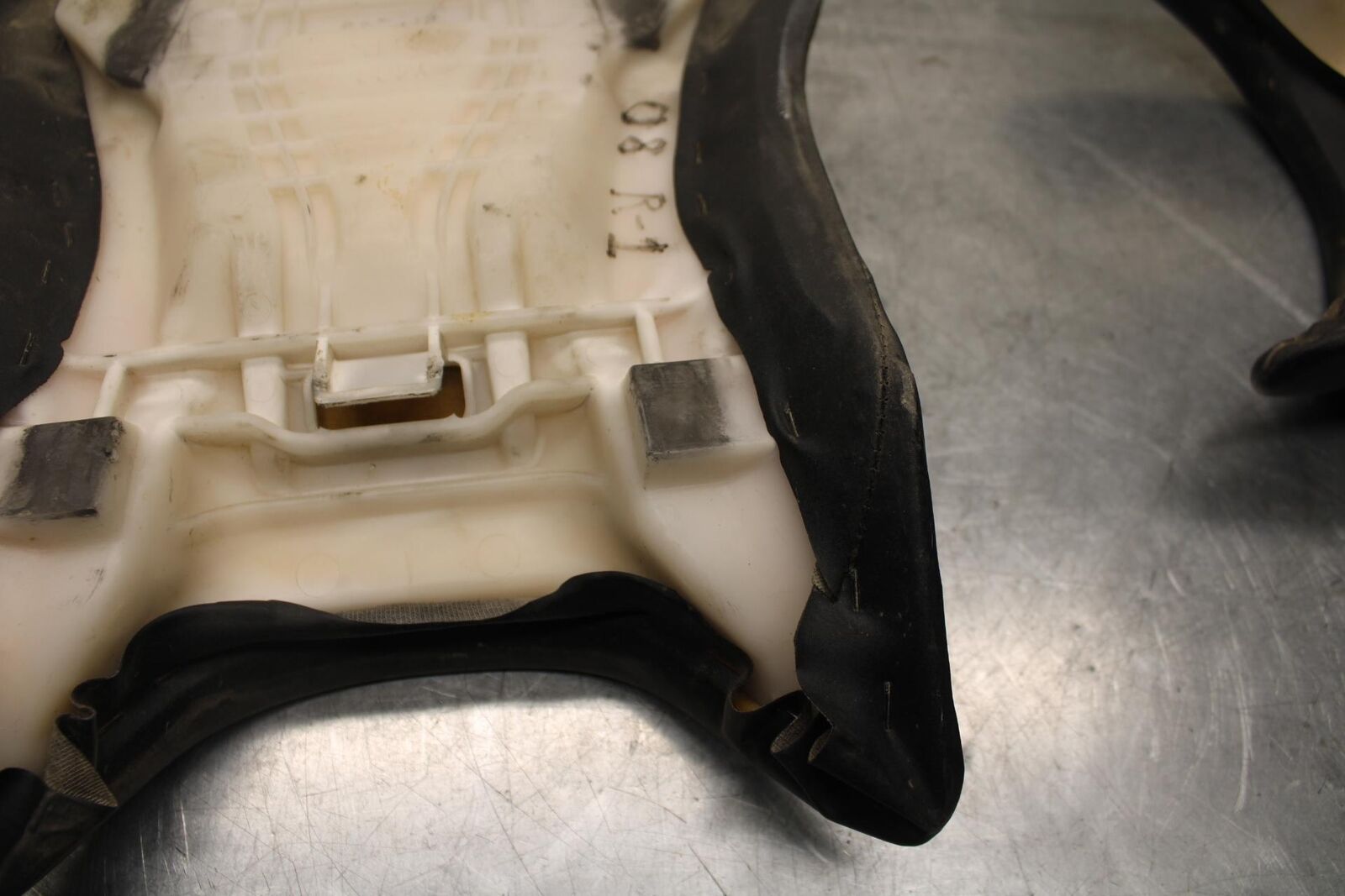 07-08 YAMAHA YZF R1 FRONT DRIVERS SEAT PAD SADDLE PILLION 4C8-24710-00-00 BB622