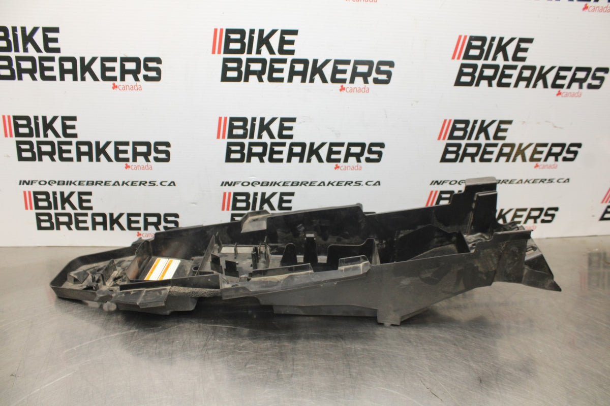 16 YAMAHA XSR900 REAR BACK TAIL UNDERTAIL BATTERY TRAY PLASTIC BB786