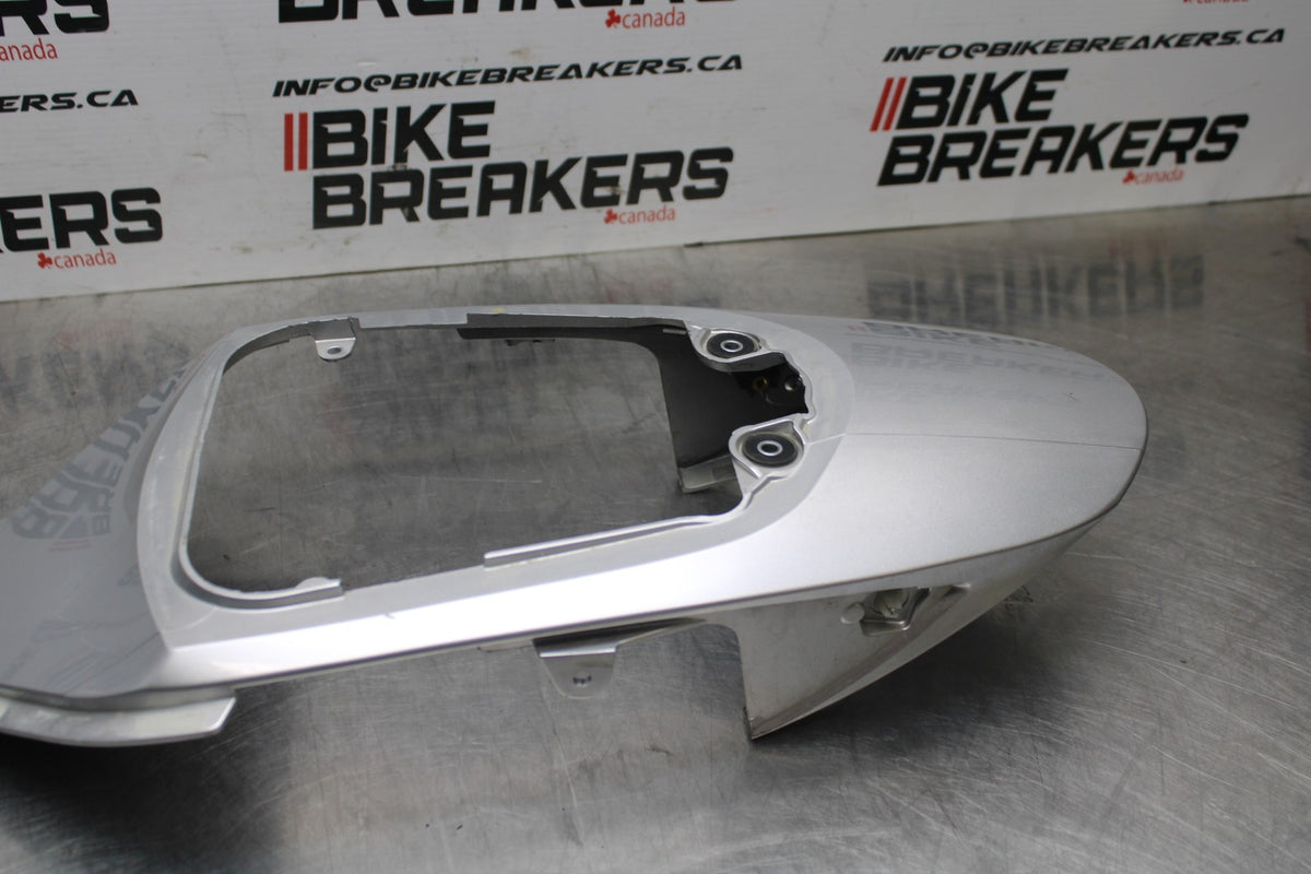 06-07 SUZUKI GSXR 600 CENTER REAR BACK TAIL FAIRING COWL BB822