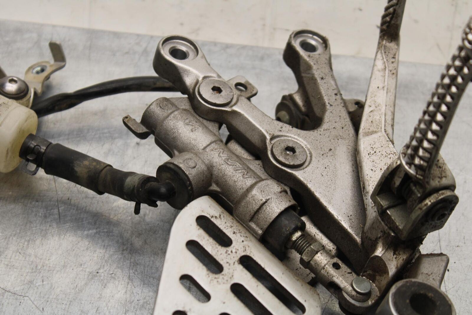 2007 Yamaha YZF R6 RIGHT REARSET REAR SET DRIVER FOOT PEG REST STOP BB590