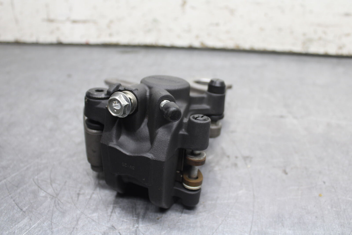 13 SUZUKI GSXR750 REAR BACK BRAKE CALIPER W MOUNT BRACKET BB110