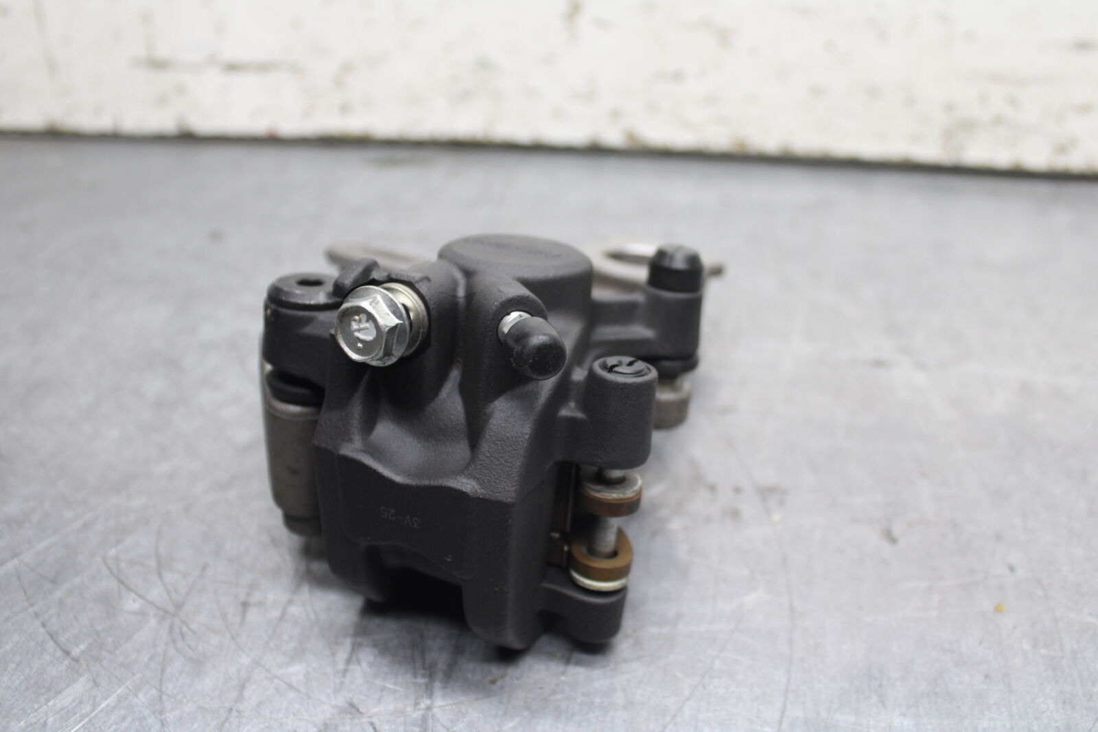 13 SUZUKI GSXR750 REAR BACK BRAKE CALIPER W MOUNT BRACKET BB110