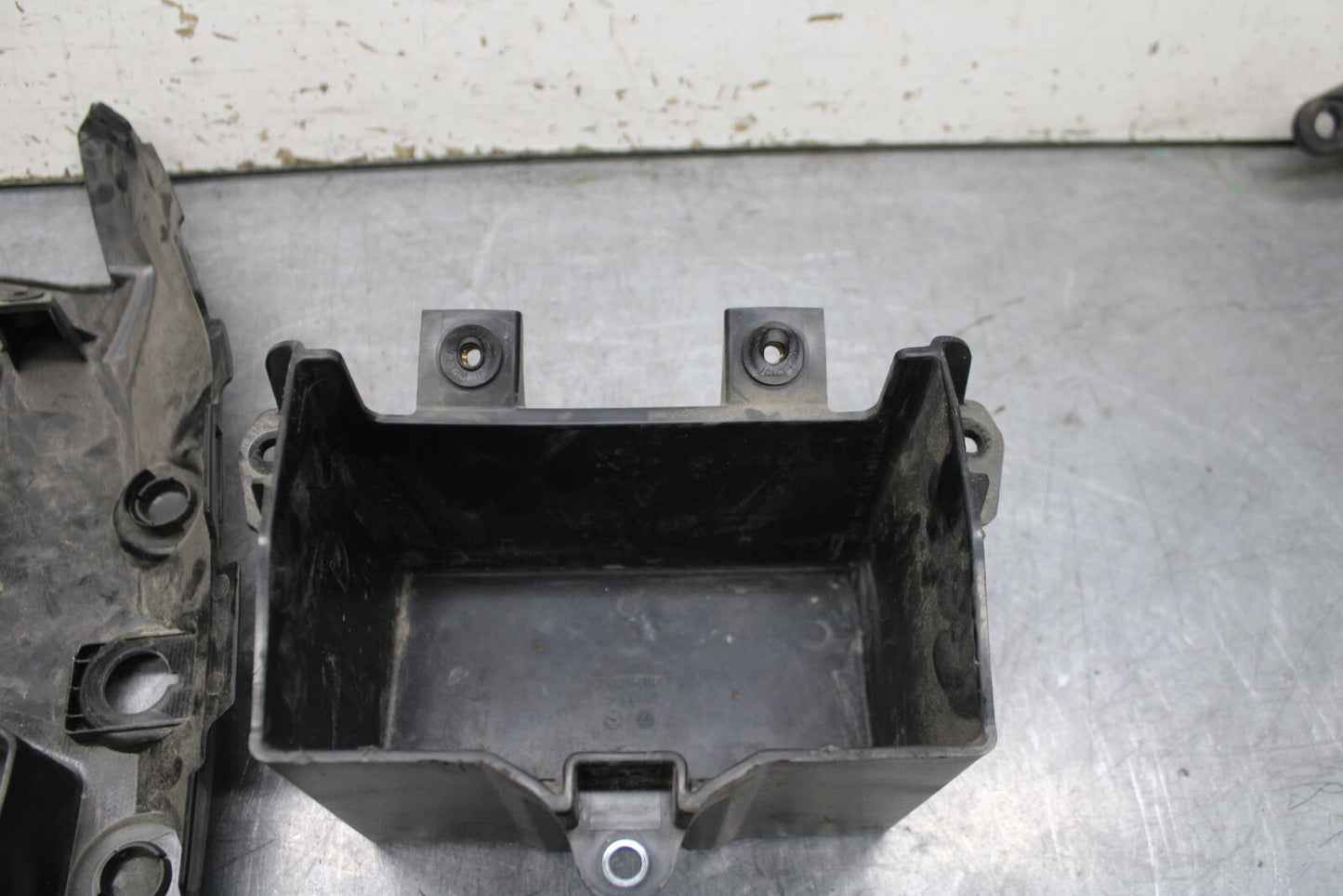 18-24 KAWASAKI NINJA 650 REAR BACK TAIL UNDERTAIL BATTERY TRAY PLASTIC BB725