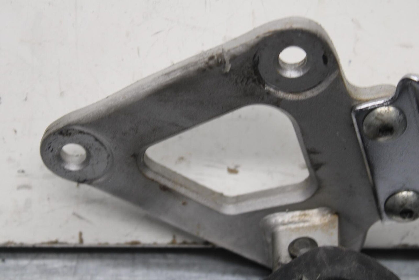 04-09 SUZUKI GS 500 FH GS500F LEFT REARSET REAR SET DRIVER FOOT PEG REST BB97