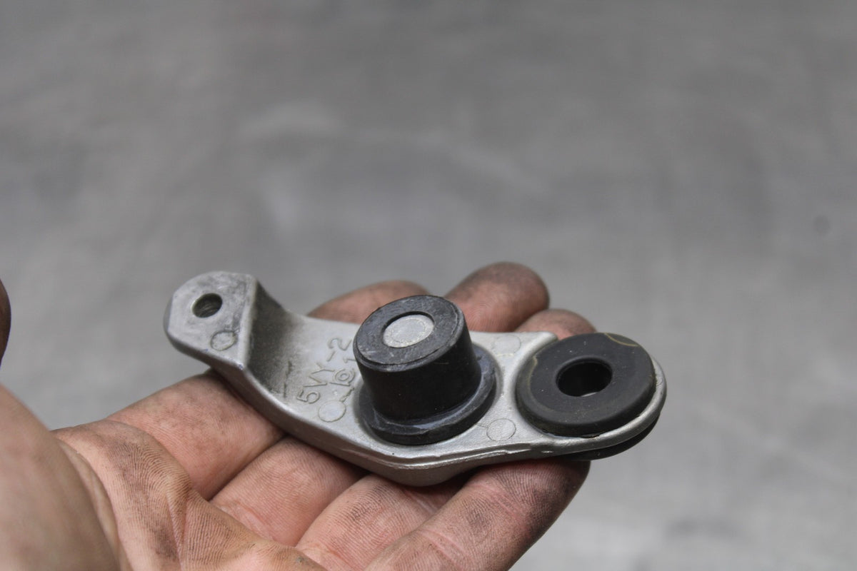 08-16 YAMAHA YZF R6 FRONT GAS TANK BRACKET MOUNT BB856