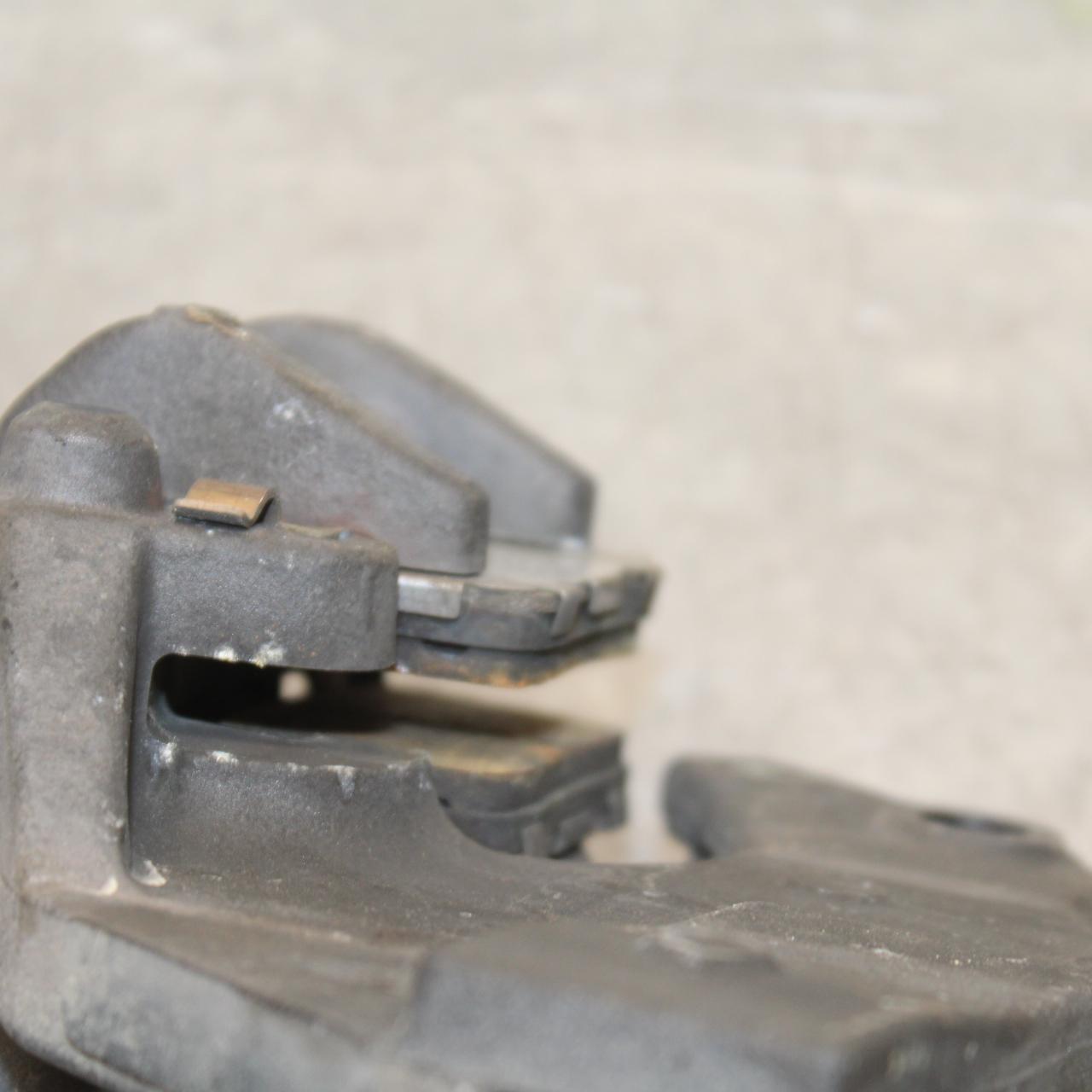 21 KAWASAKI NINJA ZX6R REAR BACK BRAKE CALIPER W MOUNT BRACKET  BB647