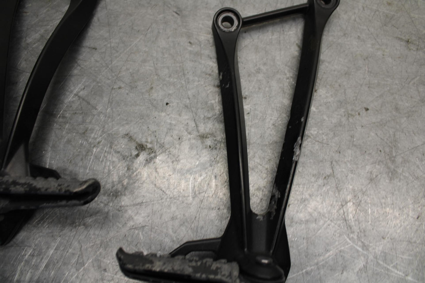 2008 Kawasaki Ninja ZX10R  REAR BACK PASSENGER PEG SET PAIR 34028-0094 BB524