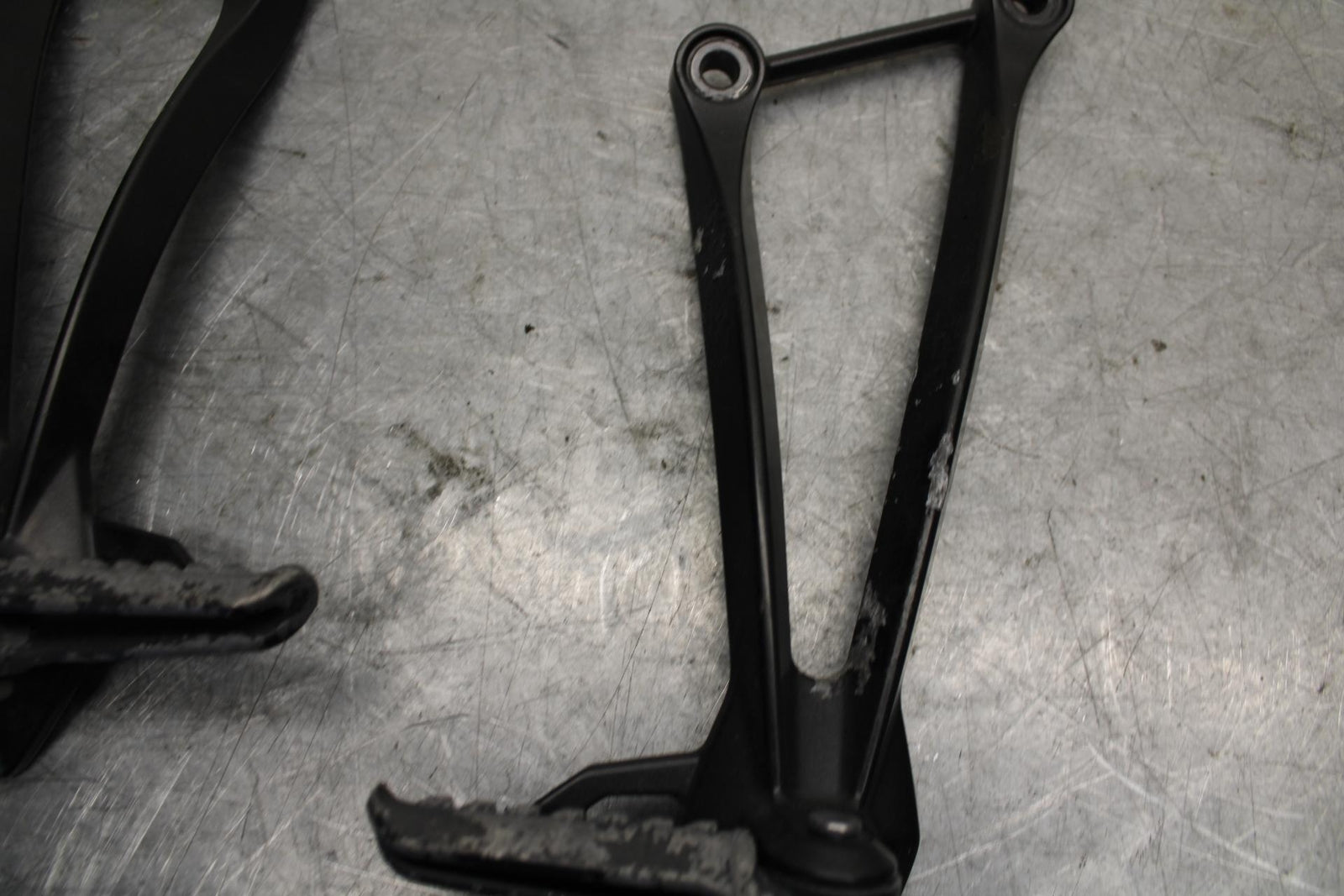 2008 Kawasaki Ninja ZX10R  REAR BACK PASSENGER PEG SET PAIR 34028-0094 BB524