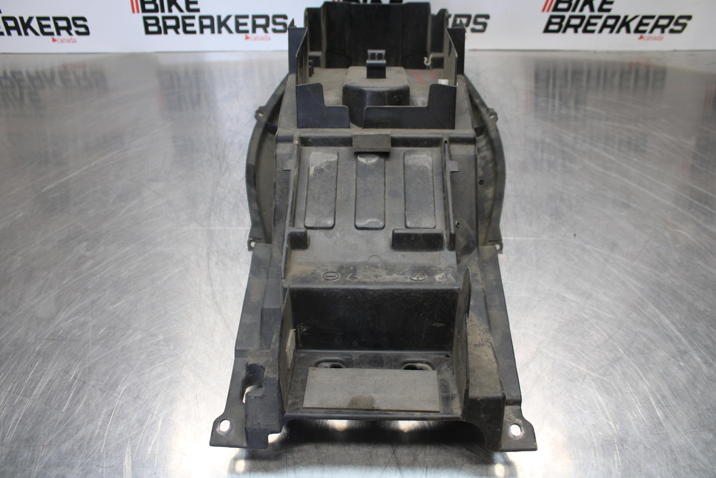 99-07 SUZUKI HAYABUSA GSX1300R REAR TAIL UNDERTAIL BATTERY TRAY PLASTIC BB281