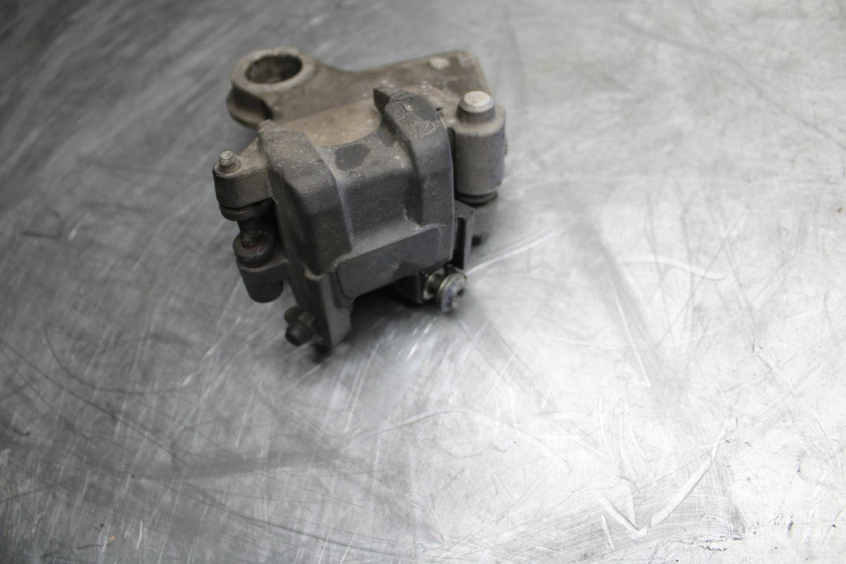 07 YAMAHA YZF R6 REAR BACK BRAKE CALIPER W MOUNT BRACKET 2C0-2580W-00-00 BB495
