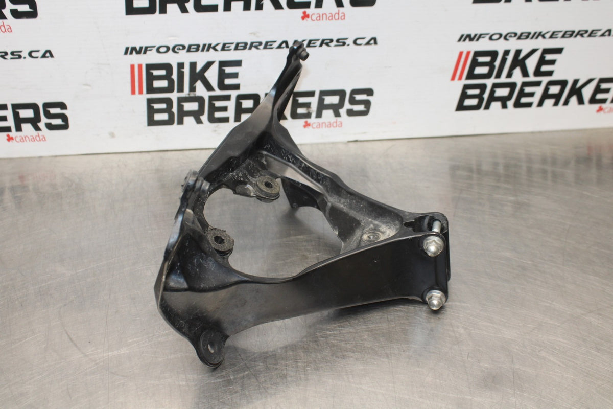06-07 SUZUKI GSXR750 UPPER FAIRING MIRROR GAUGES STAY BRACKET BB811