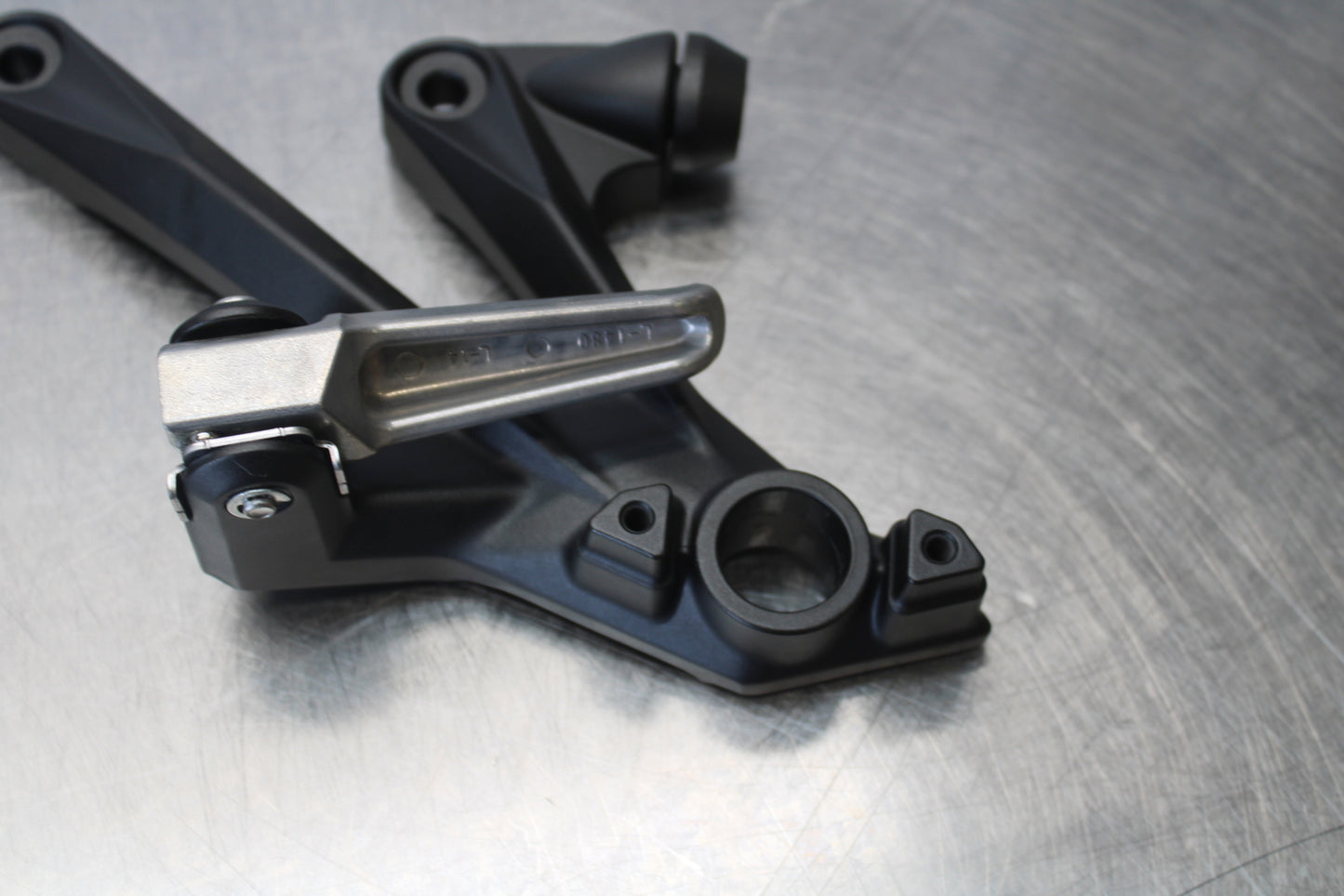 23-24 KAWASAKI NINJA ZX14R REAR BACK PASSENGER PEG SET PAIR BB169