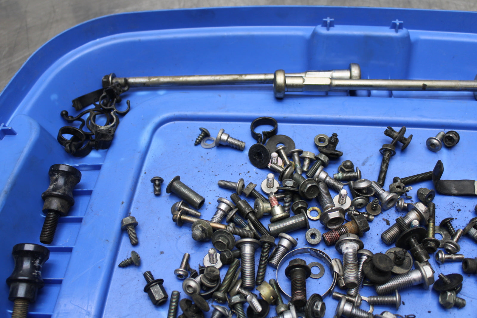 04-05 KAWASAKI NINJA ZX10R MOUNTING BOLTS HARDWARE MOTOR SCREWS BB163