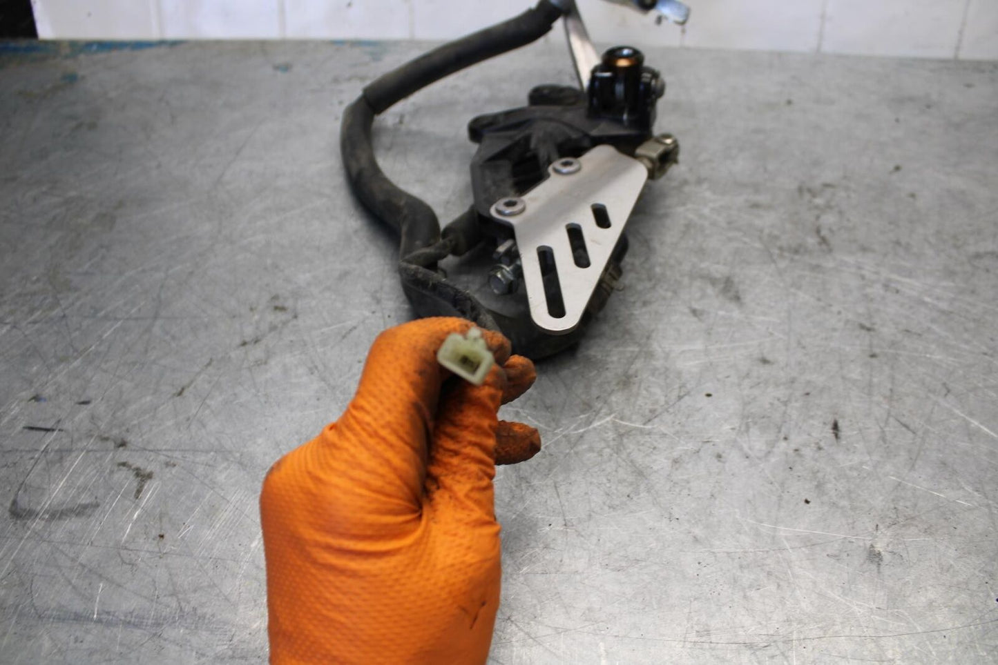 06-07 KAWASAKI NINJA ZX14R RIGHT REARSET R SET DRIVER FT PEG BRACKET MOUNT BB433