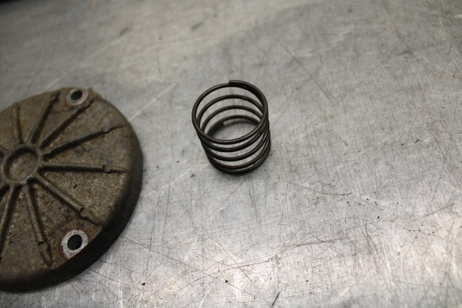 80-81 SUZUKI GS1000G ENGINE OIL FILTER COVER SPRING BB91