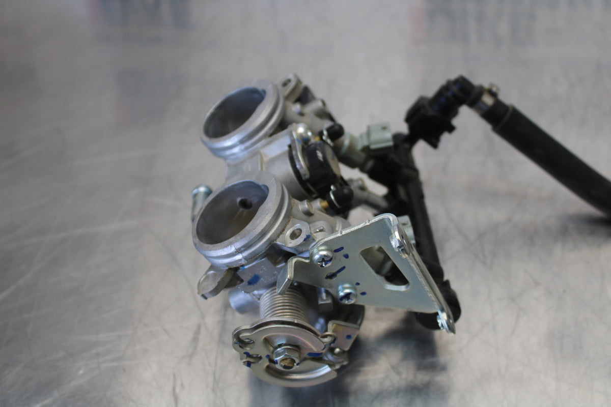 23 YAMAHA YZF R3 MAIN FUEL INJECTORS / THROTTLE BODIES BB147
