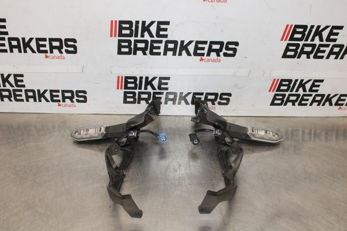 25 KAWASAKI Z900 FRONT LEFT RIGHT TURN SIGNALS LIGHT INDICATORS/ FAIRING BB928