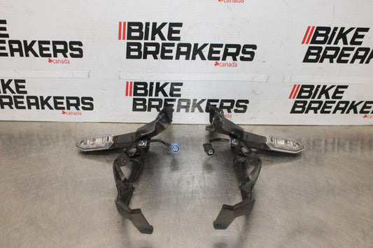 25 KAWASAKI Z900 FRONT LEFT RIGHT TURN SIGNALS LIGHT INDICATORS/ FAIRING BB928