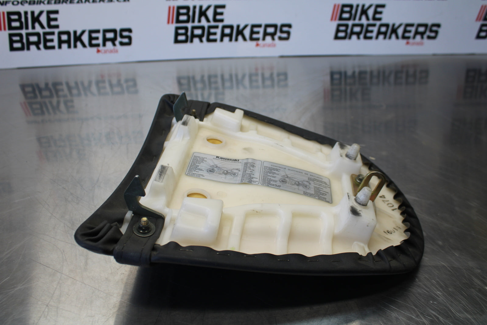 03-04 KAWASAKI NINJA ZX6R REAR BACK PASSENGER TANDEM SEAT PAD SADDLE  BB397