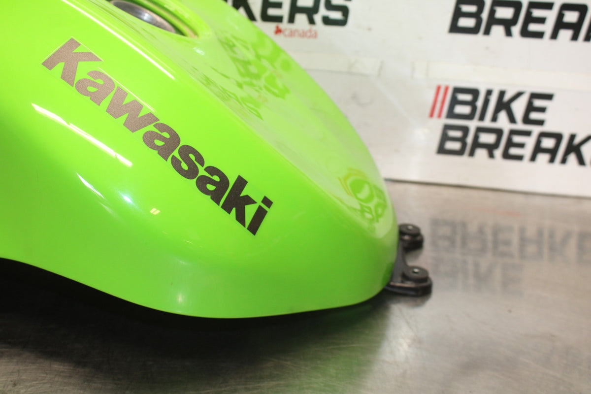 04-05 KAWASAKI NINJA ZX10R GAS TANK FUEL CELL PETROL RESERVOIR BB931