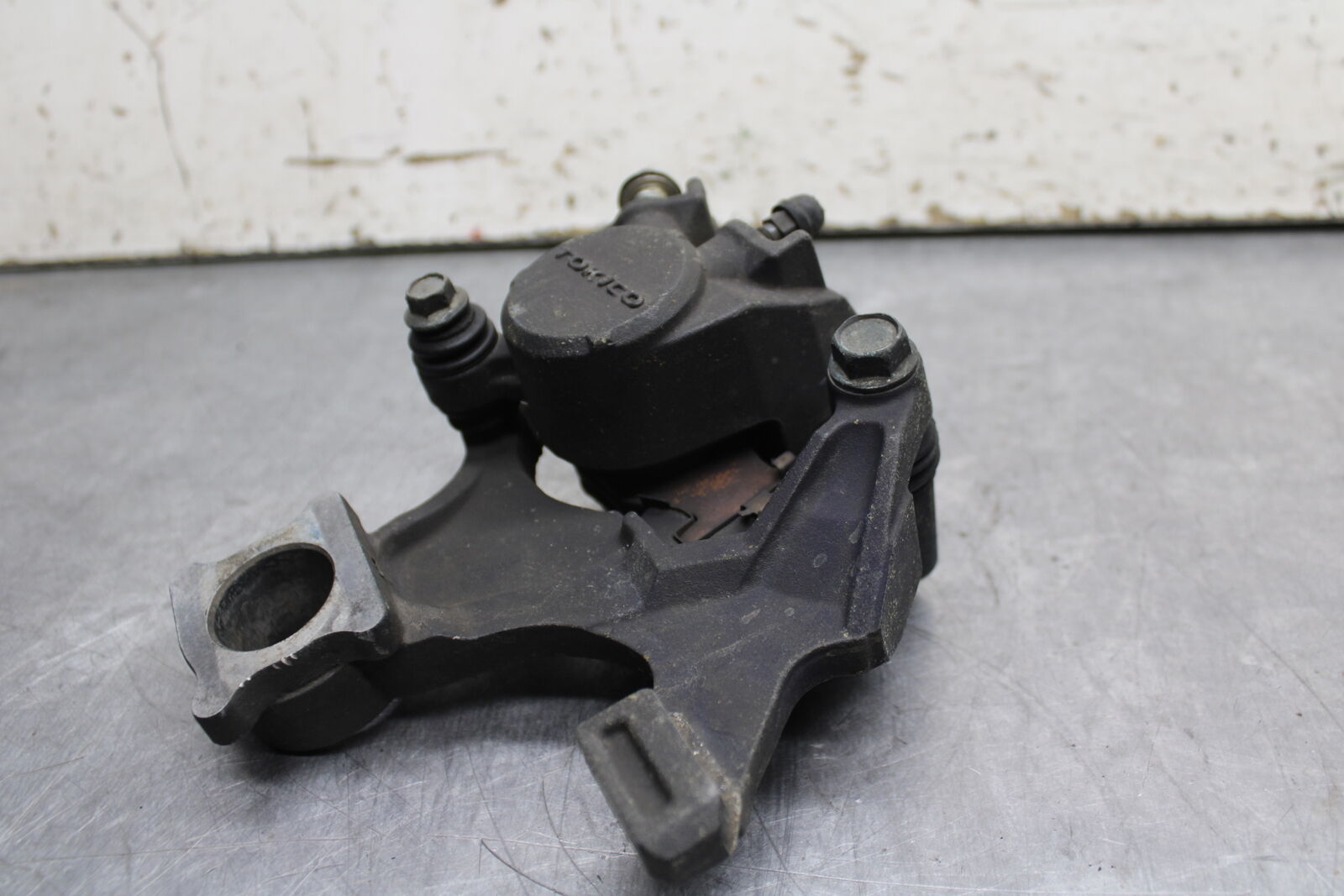 08-10 SUZUKI GSXR 600 REAR BACK BRAKE CALIPER W MOUNT BRACKET BB116