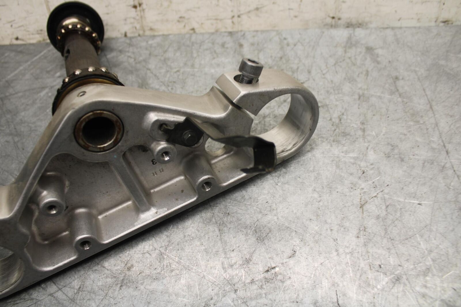 2007 Suzuki Boulevard M50B FRONT FORKS CLAMP LOWER TRIPLE TREE STEM BB537
