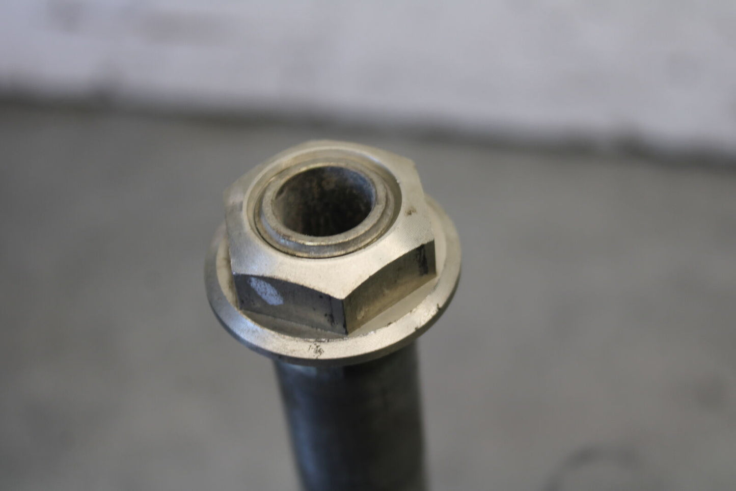 11-24 SUZUKI GSXR750 FRONT WHEEL RIM AXLE PIVOT BOLT BB687