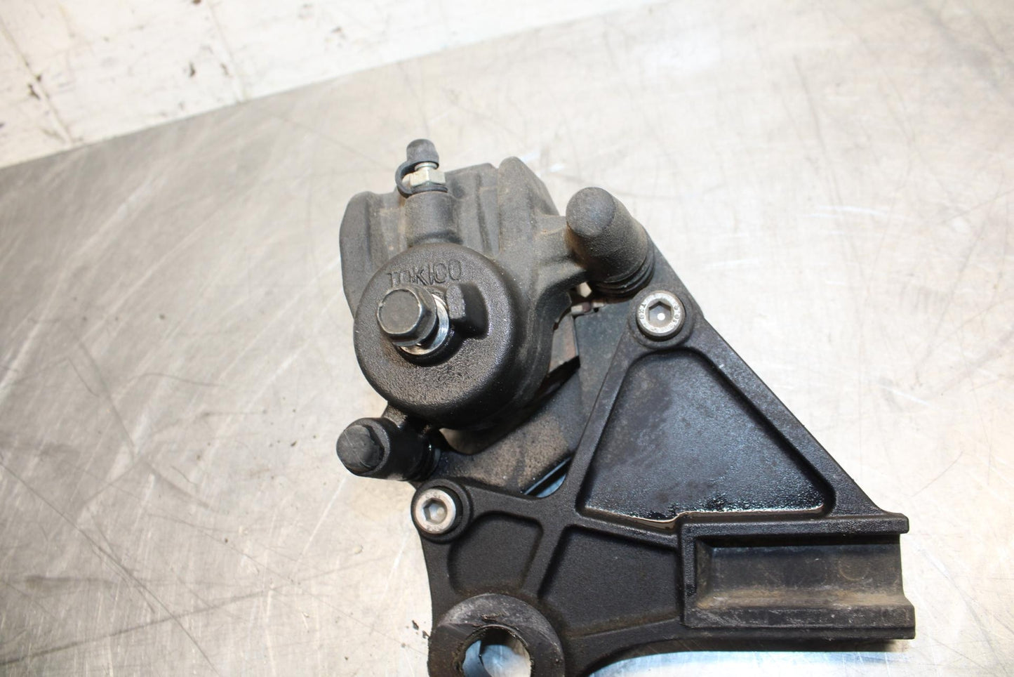 11-14 KAWASAKI VERSYS 650 LE 650C REAR BACK BRAKE CALIPER W MOUNT BRACKET BB498