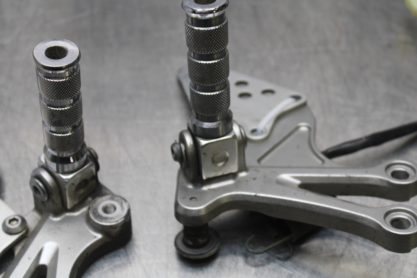 04-05 KAWASAKI NINJA ZX10R RIGHT LEFT REARSETS REAR SET DRIVER FOOT PEGS  BB163