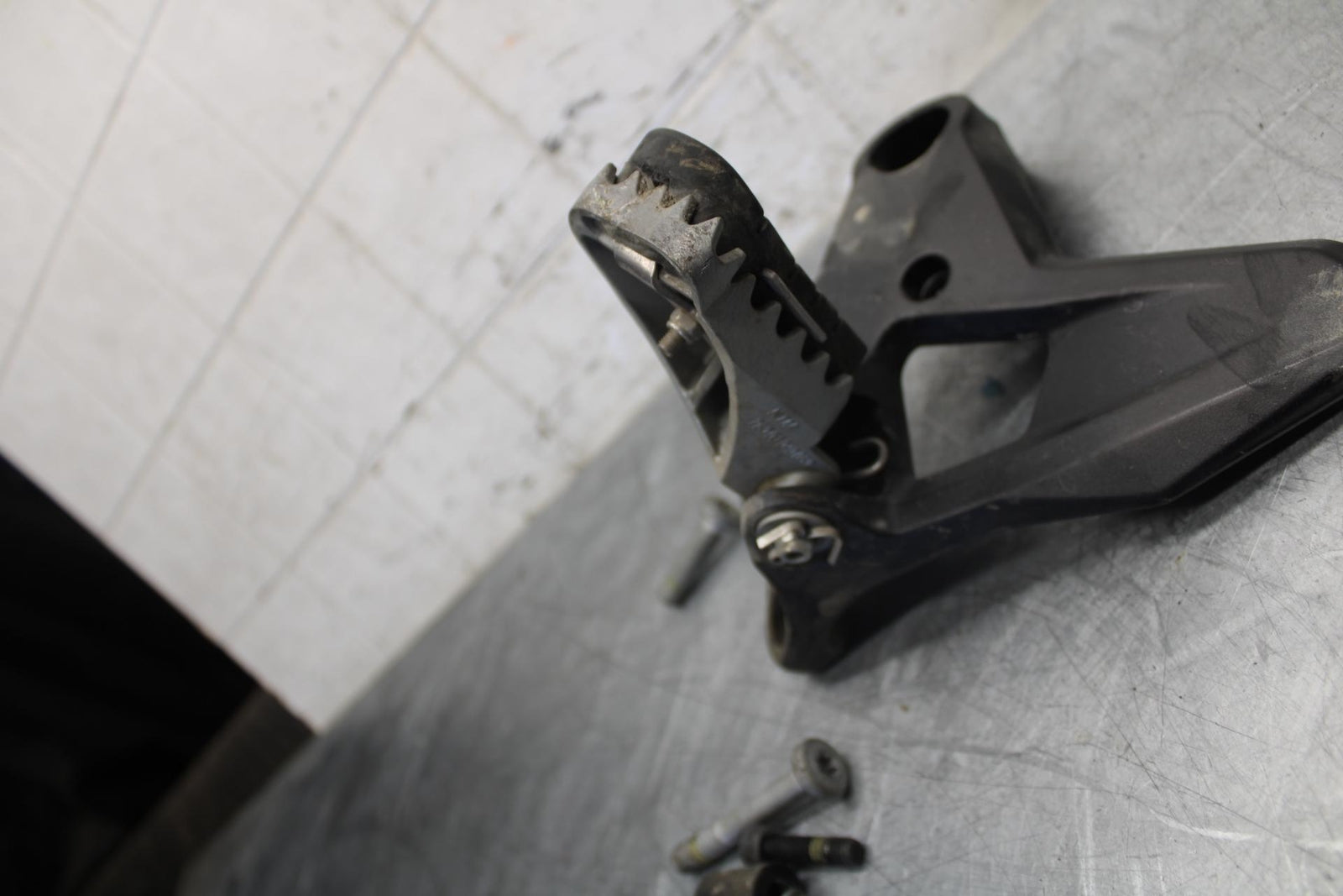 22 KTM 890 ADVENTURE   LEFT REARSET REAR SET DRIVER FOOT PEG REST STOP BB514