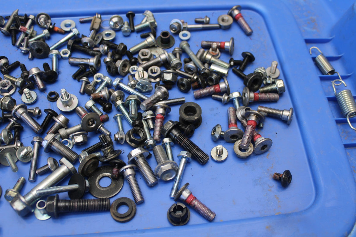 25 KAWASAKI Z900 MOUNTING BOLTS HARDWARE SCREWS BB928