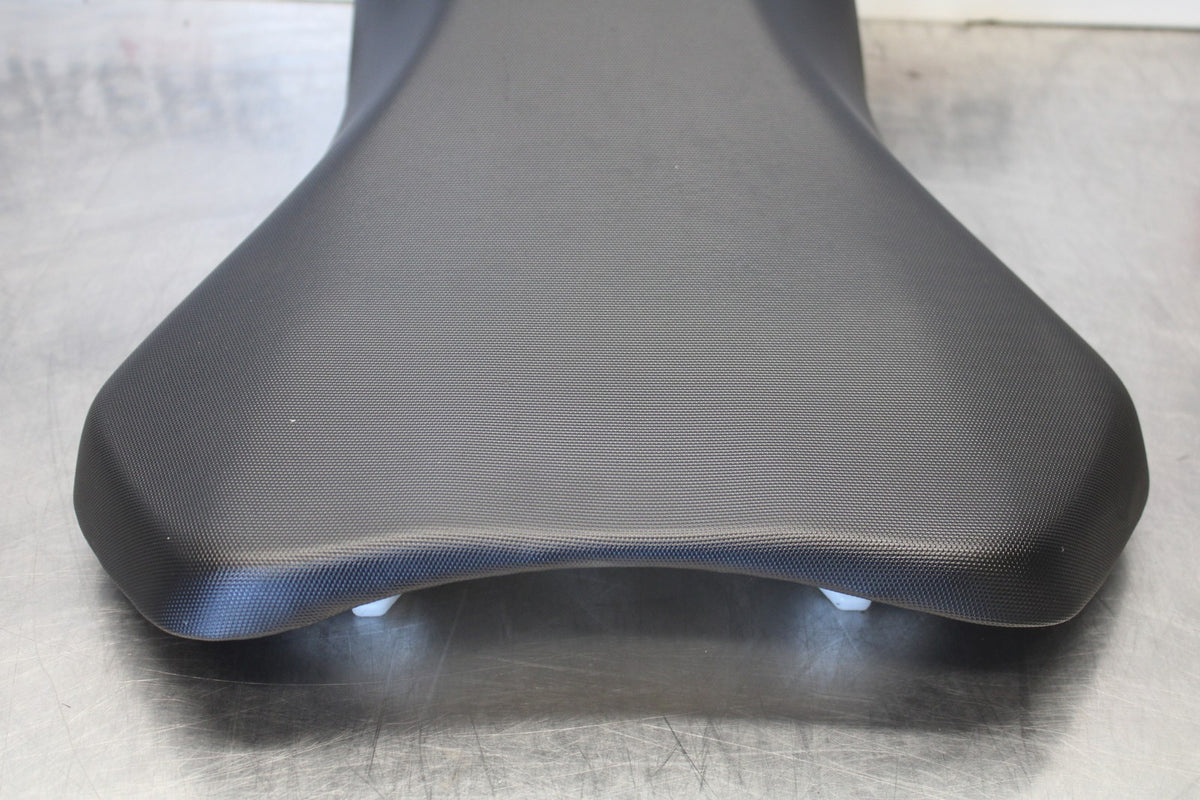 18 SUZUKI GSXR750 FRONT DRIVERS SEAT PAD SADDLE PILLION BB891