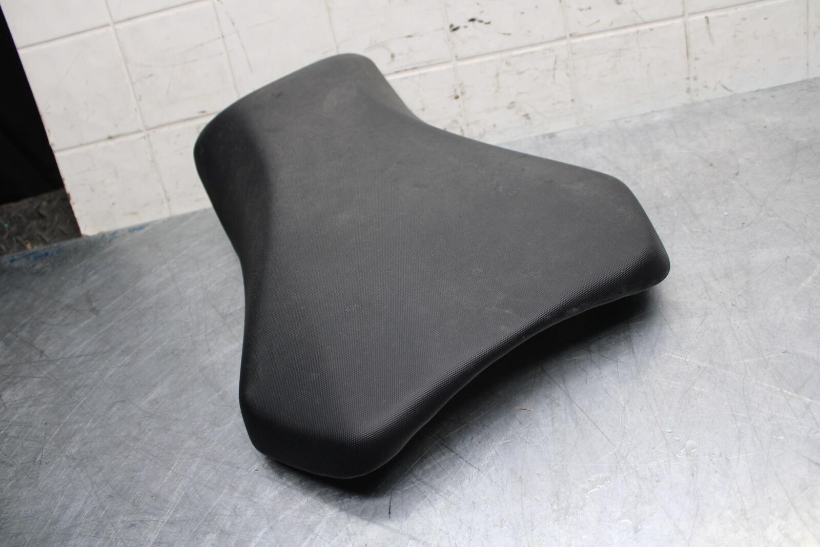 11-22 SUZUKI GSXR 600  FRONT DRIVERS SEAT PAD SADDLE  BB485