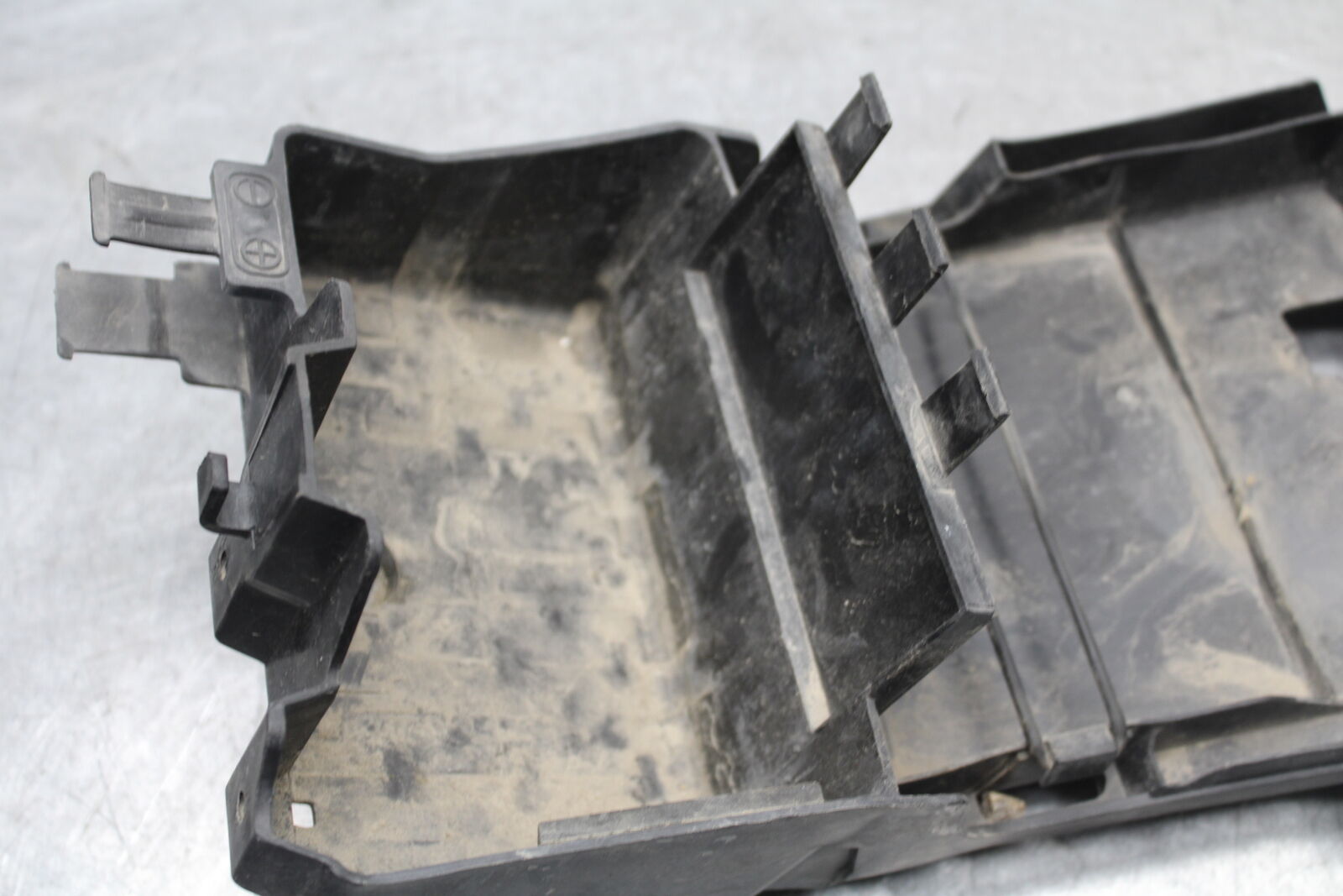 05-06 SUZUKI GSXR1000 REAR BACK TAIL UNDERTAIL BATTERY TRAY 63111-41G01 BB663