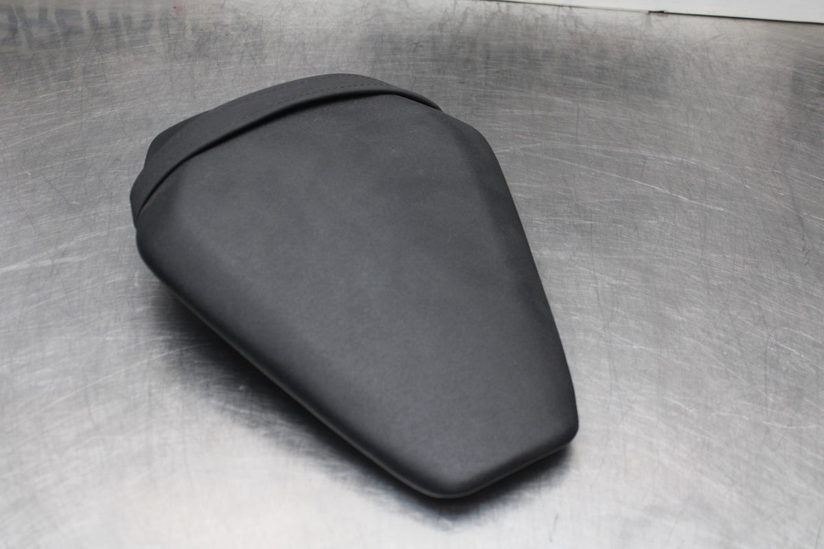21-22 KAWASAKI NINJA ZX10R REAR BACK PASSENGER TANDEM SEAT SADDLE PILLION BB840