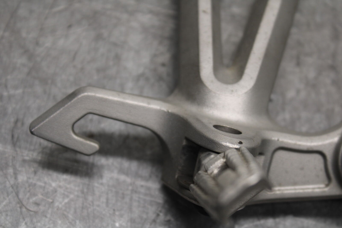 05-08 SUZUKI GSXR1000 REAR BACK PASSENGER PEG SET PAIR BB113