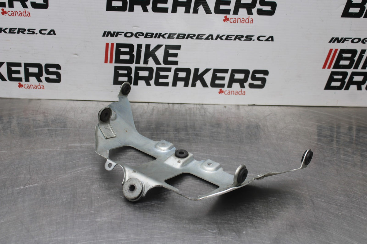 06-07 SUZUKI GSXR 600 FRONT GAS TANK FUEL FAIRING COWL COVER MOUNT BRACKET BB845