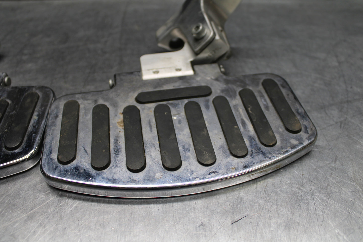 00 SUZUKI INTRUDER 1500 VL1500 REAR PASSENGER FOOT STEP PEG BB761