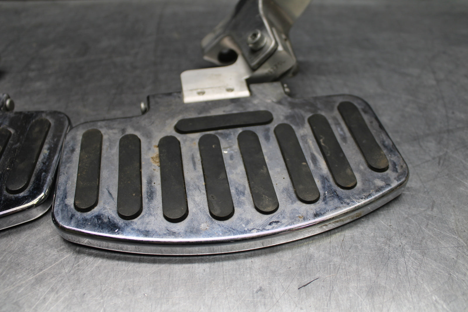 00 SUZUKI INTRUDER 1500 VL1500 REAR PASSENGER FOOT STEP PEG BB761
