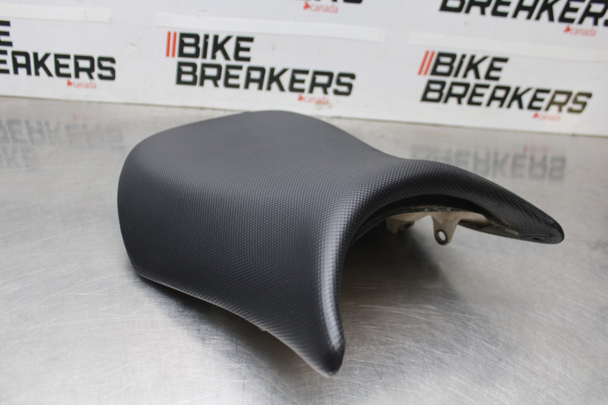 05-06 KAWASAKI NINJA ZX6R FRONT DRIVERS SEAT PAD SADDLE PILLION BB877