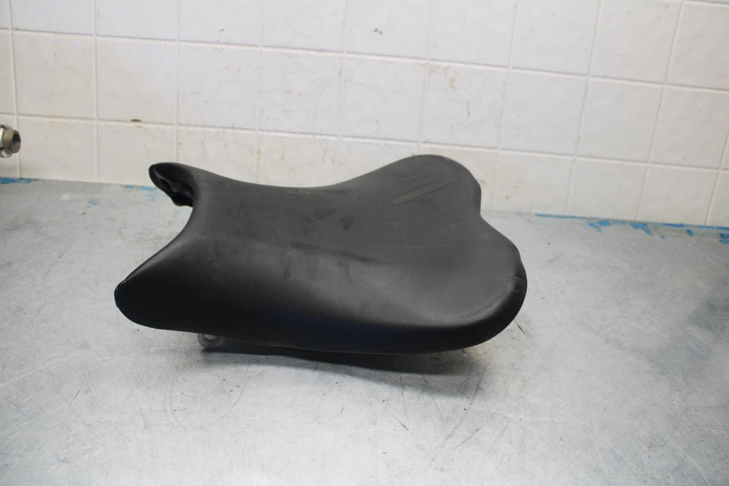 06-07 SUZUKI GSXR750 FRONT DRIVERS SEAT PAD SADDLE PILLION BB424